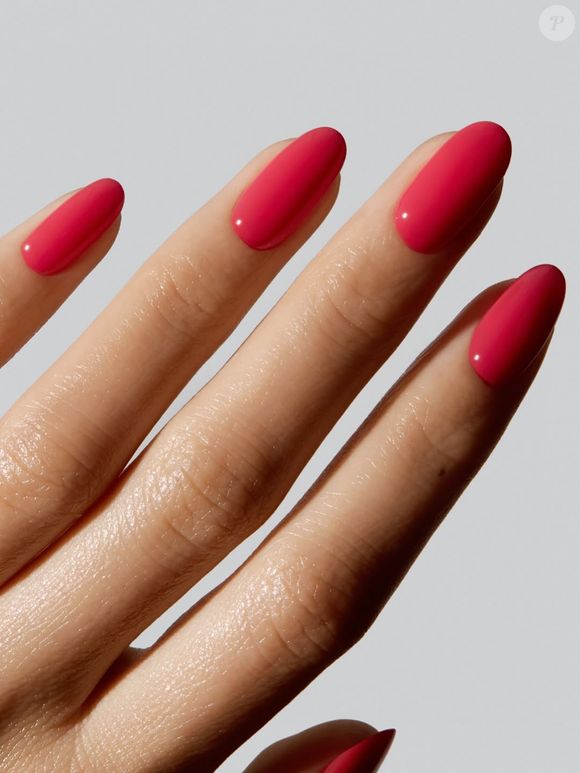 Unhas na cor vermelho melancia para o Outono 2026: uma cor vibrante que adiciona energia e vitalidade às mãos.