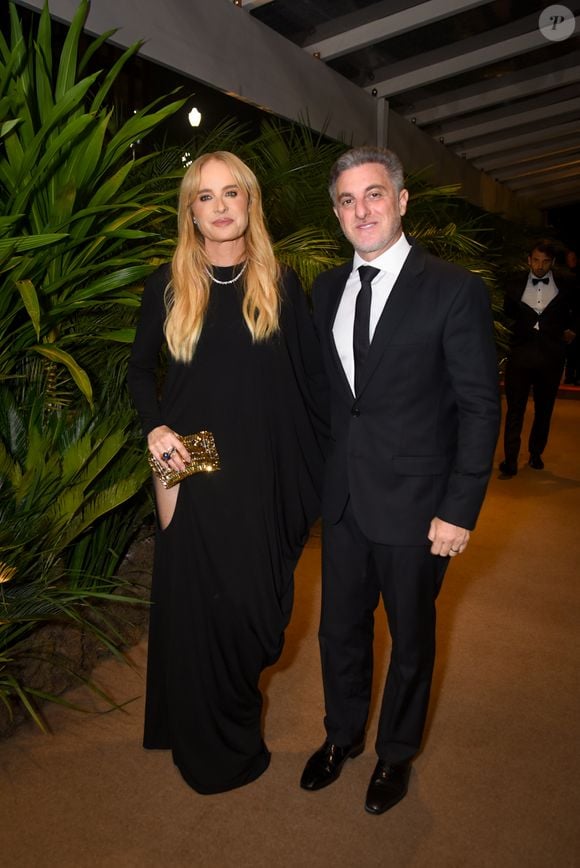 Ao lado de Luciano Huck em casamento, Angélica ainda exibiu uma bolsa clutch dourada com brilho