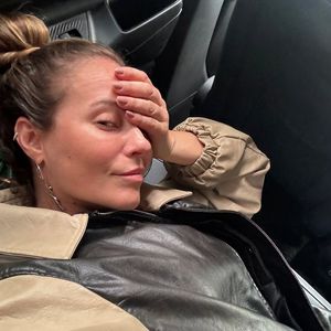 Quando o assunto abaixou, Paolla Oliveira ficou perplexa ao ver uma cobertura da GloboNews de Carnaval com fantasias do seu bumbum