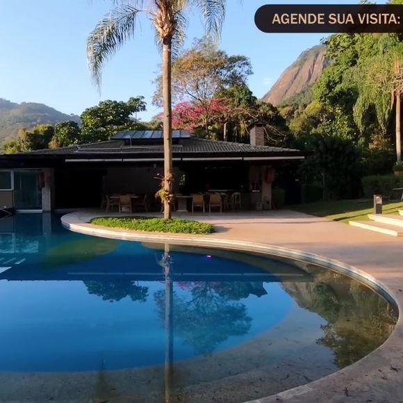 A piscina da mansão de Anitta já foi cenário de novela da TV Globo: 'Em Família', de Manoel Carlos