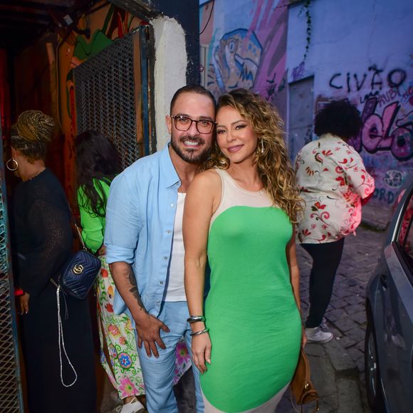 Paolla Oliveira chegou com Diogo Nogueira na festa de aniversário de Humberto Carrão