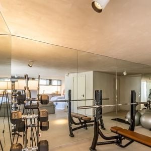Academia de Bianca Andrade é equipada com diversos equipamentos e pesos