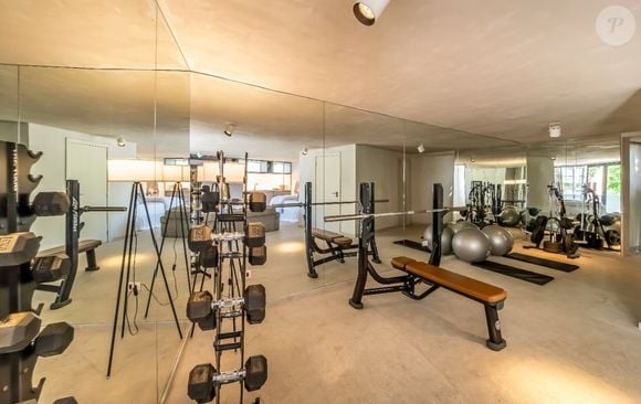 Academia de Bianca Andrade é equipada com diversos equipamentos e pesos