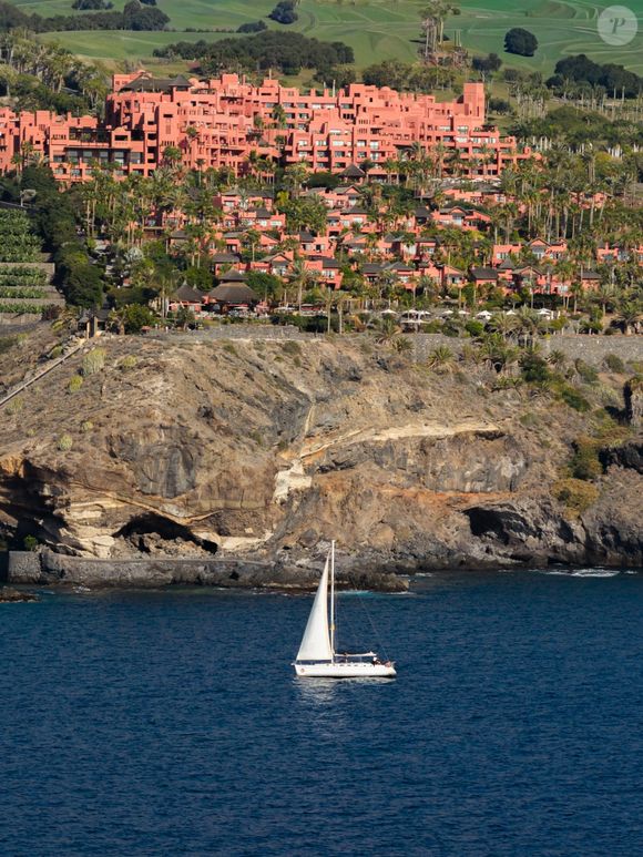 O The Ritz-Carlton Tenerife, Abama, possui uma localização privilegiada sobre uma falésia com vista para o Oceano Atlântico