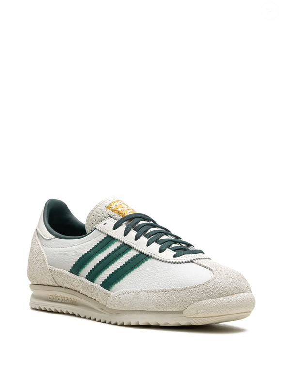 Com recortes em camurça, design inspirado nos anos 1970 e as clássicas três listras da marca, o Adidas SL72 OG supostamente usado por Anitta combina estilo esportivo e sofisticação em uma proposta que promete ganhar as ruas