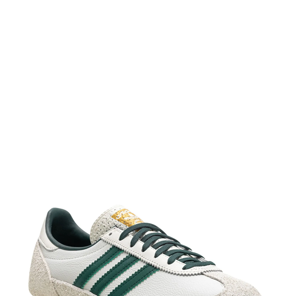 Com recortes em camurça, design inspirado nos anos 1970 e as clássicas três listras da marca, o Adidas SL72 OG supostamente usado por Anitta combina estilo esportivo e sofisticação em uma proposta que promete ganhar as ruas
