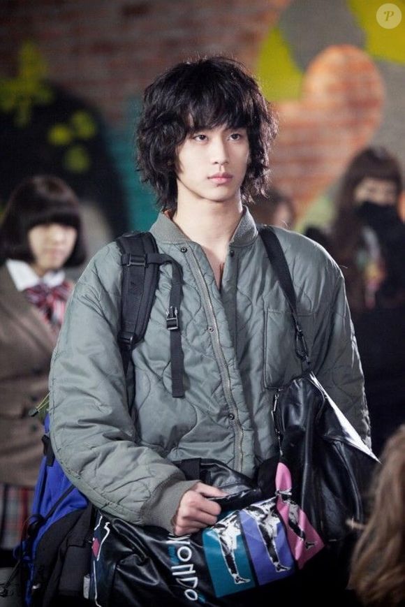 De volta ao longo! Em 2011, Kim Soo-hyun fez parte da primeira temporada de 'Sonhe Alto' com um cabelo super diferente