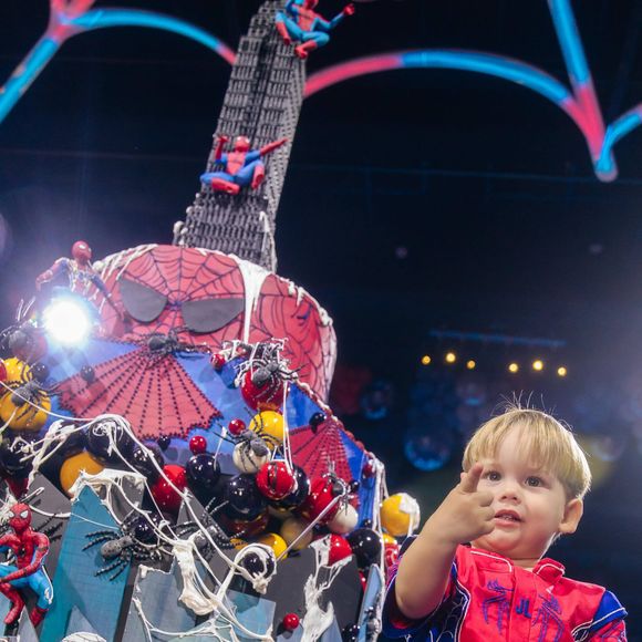 Entre a teia iluminada no teto, os personagens, os brindes personalizados e os looks da família, a festa de 2 anos de José Leonardo levou o tema do Homem-Aranha aos diferentes detalhes da comemoração.