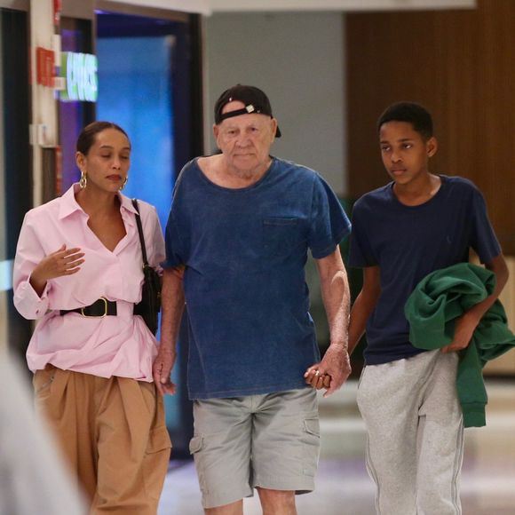 João Vicente, filho mais velho de Taís Araújo e Lázaro Ramos, roubou a cena pela altura. Ele já ultrapassa a mãe, que mede 1,63 m