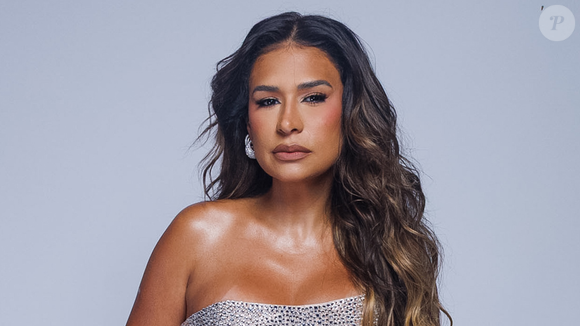 Calça grifada com 28 fivelas e muito brilho: Simone Mendes arrasa com look extravagante inspirado em Beyoncé e Michael Jackson