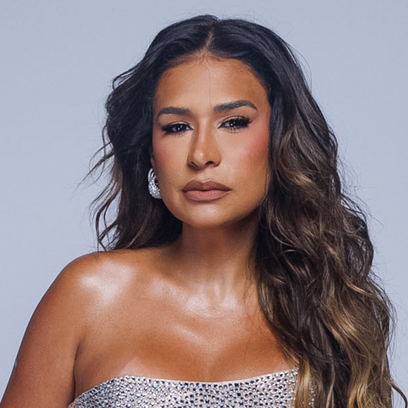 Calça grifada com 28 fivelas e muito brilho: Simone Mendes arrasa com look extravagante inspirado em Beyoncé e Michael Jackson