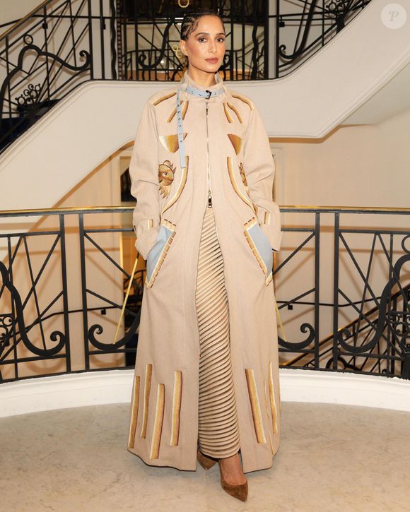 Camila Pitanga vestiu com exclusividade o sobretudo da parceria entre o Instituto Riachuelo e o diretor criativo Airon Martin, apresentada no último desfile da Misci para o Verão 2026, no Festival de Cannes.