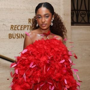 Vermelho foi a cor escolhida pela atriz Lívia Silva no Baile do Copa 2025: quem vai a uma festa refinada no Réveillon pode apostar neste visual