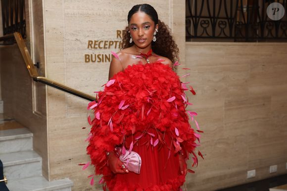 Vermelho foi a cor escolhida pela atriz Lívia Silva no Baile do Copa 2025: quem vai a uma festa refinada no Réveillon pode apostar neste visual