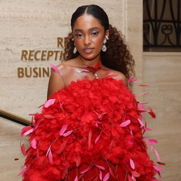 Vermelho foi a cor escolhida pela atriz Lívia Silva no Baile do Copa 2025: quem vai a uma festa refinada no Réveillon pode apostar neste visual