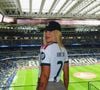 Virginia Fonseca usa camisa personalizada de Vini Jr., minissaia cargo, botas de cano alto e bolsa Hermès no Santiago Bernabéu