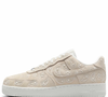 A nostalgia virou tendência! A estampa paisley, presente nos lenços herdados da minha mãe e da minha avó, inspirou a troca do Adidas Samba pelo novo Nike Air Force 1 Low Paisley, modelo que une luxo, conforto e um visual boho chic