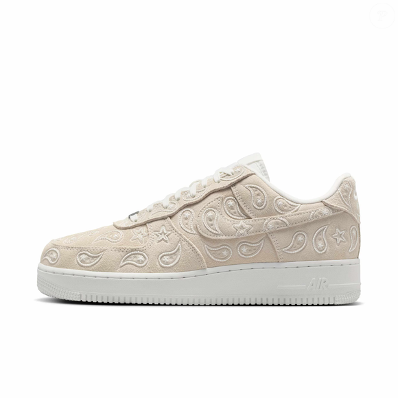 A nostalgia virou tendência! A estampa paisley, presente nos lenços herdados da minha mãe e da minha avó, inspirou a troca do Adidas Samba pelo novo Nike Air Force 1 Low Paisley, modelo que une luxo, conforto e um visual boho chic