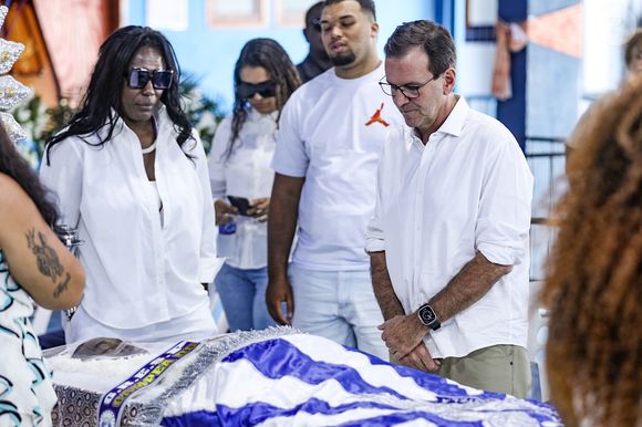 Corpo de Gilsinho, intérprete de sambas-enredo no carnaval da Portela, foi velado sob emoção da família e amigos na quadra da escola