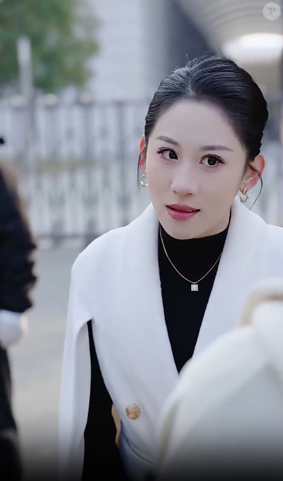 Então, Soraia, filha do casal de idosos, chega ao local do acidente e começa a humilhar Luiza