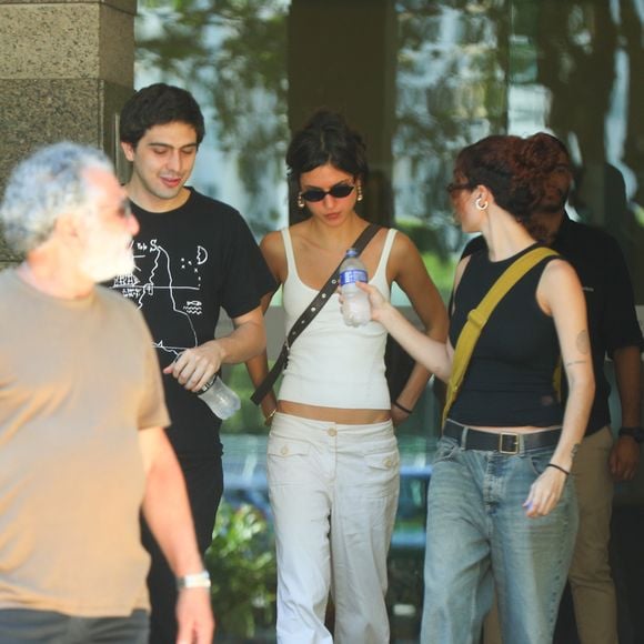 Filho de Pedro Bial, José Pedro, foi clicado no velório da mãe de Mel Maia com a namorada Flora Camolese