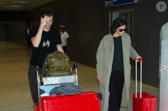 Namorado de Bruna Marquezine, Shawn Mendes reagiu ao ser fotografado em desembarque em SP com a atriz, seu par há 1 ano