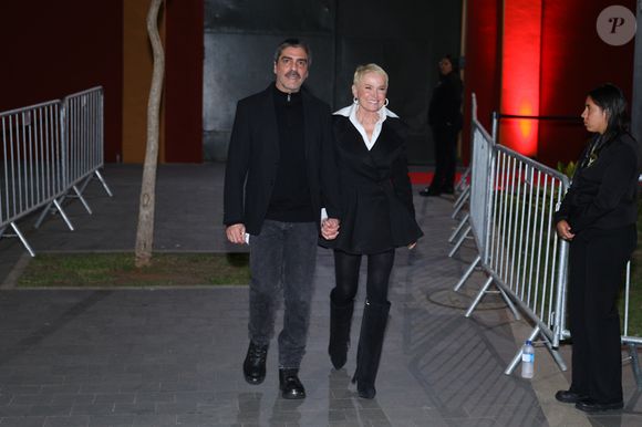 Xuxa e Junno Andrade elegeram roupas sociais para a festa de 18 anos de Benício Huck, filho de Luciano Huck e Angélica