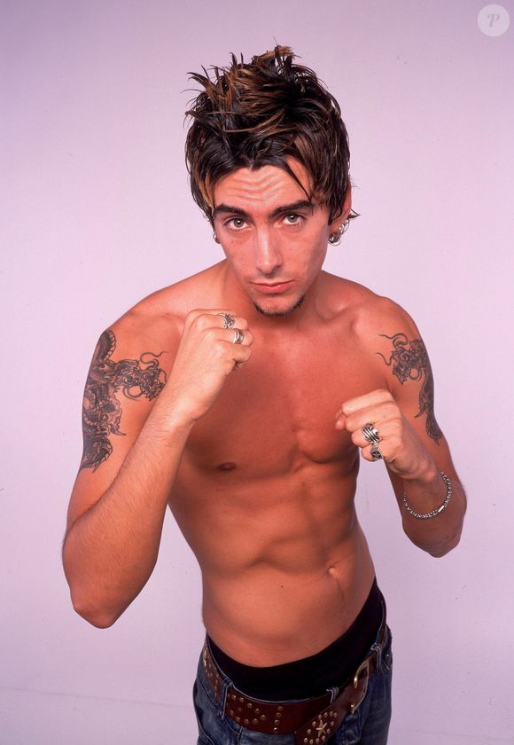 O cantor Ian Watkins, ex-vocalista e um dos fundadores da banda de heavy metal Lostprophets, foi assassinado na cadeia neste sábado (11)