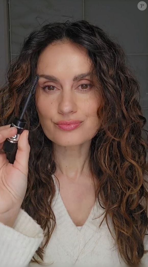 A maquiadora Mónica Martínez revelou uma técnica prática que utiliza apenas um cotonete para facilitar a aplicação da máscara de cílios, levantar os fios desde a base e deixar o olhar mais aberto