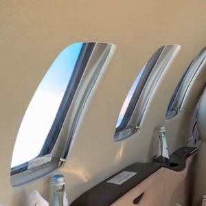 Detalhes do interior do avião de Zezé Di Camargo mostram configuração executiva voltada ao conforto durante os voos