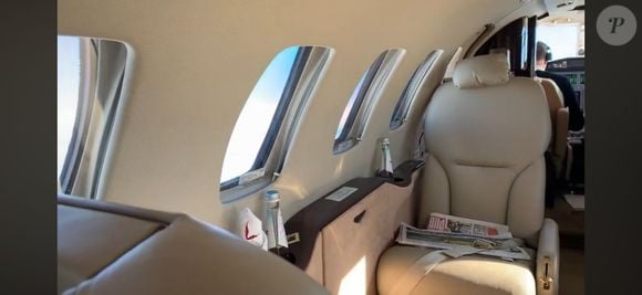 Detalhes do interior do avião de Zezé Di Camargo mostram configuração executiva voltada ao conforto durante os voos