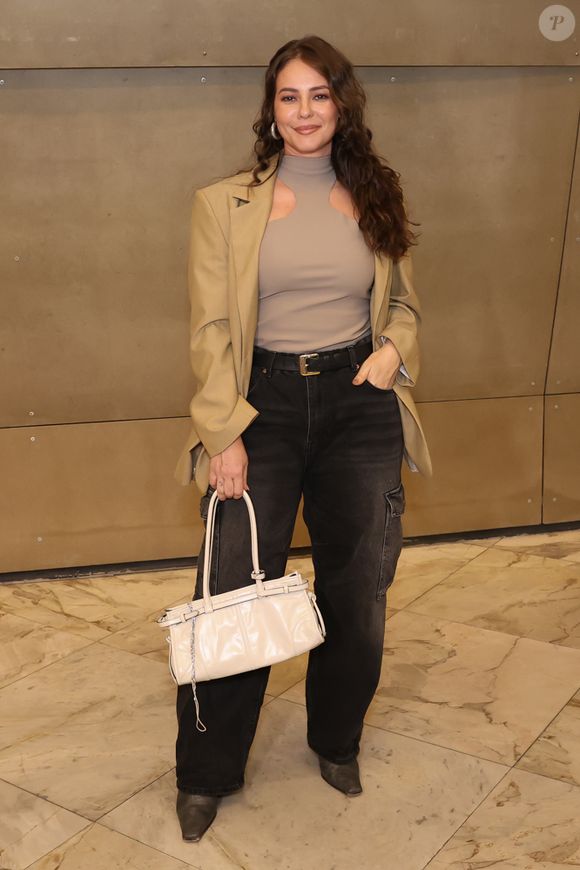 Blazer de alfaiataria na tendência corpcore, jeans e vestidos podem ser combinados com diferentes peças para criar looks para diversas ocasiões.