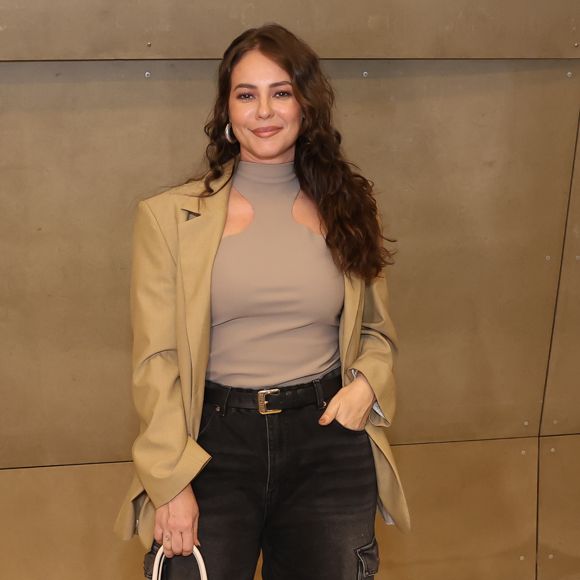 Blazer de alfaiataria na tendência corpcore, jeans e vestidos podem ser combinados com diferentes peças para criar looks para diversas ocasiões.