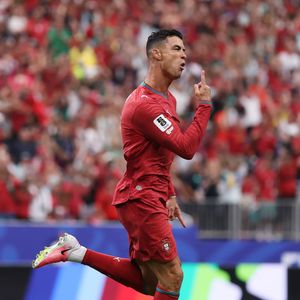 Cristiano Ronaldo voltou a ser decisivo na Copa do Mundo de 2026. Aos 41 anos, o craque marcou dois gols na goleada de Portugal por 5 a 0 sobre o Uzbequistão, bateu recordes históricos e respondeu às críticas após a estreia sem gols