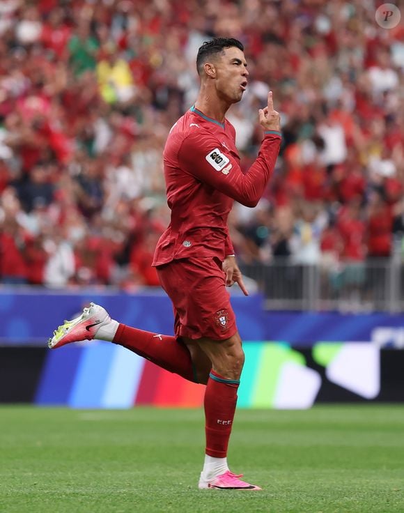 Cristiano Ronaldo voltou a ser decisivo na Copa do Mundo de 2026. Aos 41 anos, o craque marcou dois gols na goleada de Portugal por 5 a 0 sobre o Uzbequistão, bateu recordes históricos e respondeu às críticas após a estreia sem gols