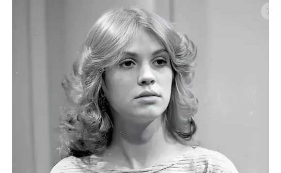 Tássia Camargo entrou na Record em 2006 para atuar na novela Vidas Opostas, mas sua passagem foi marcada por conflitos e disputa judicial. Segundo contou ao portal Terra em 2011, foi contratada como pessoa jurídica com a promessa de ser registrada depois, algo que não se concretizou. Ao final da novela, entrou na Justiça para reconhecer o vínculo empregatício e venceu a ação. Além disso, rumores de desentendimentos com colegas circularam na época. Em 2016, ao blog de Heloísa Tolipan, foi categórica ao dizer: “Na Record eu não piso mais”