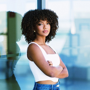 Cecília Chancez é uma jovem atriz e cantora carioca de 21 anos que vem ganhando destaque na televisão brasileira com sua atuação como Dara na novela "Dona de Mim", exibida no horário das 19h pela TV Globo