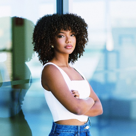 Cecília Chancez é uma jovem atriz e cantora carioca de 21 anos que vem ganhando destaque na televisão brasileira com sua atuação como Dara na novela "Dona de Mim", exibida no horário das 19h pela TV Globo