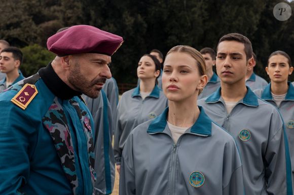 Com oito episódios, a série acompanha três jovens de origens muito diferentes cujos caminhos se cruzam ao ingressarem na turma de novos cadetes de um colégio militar em Nápoles