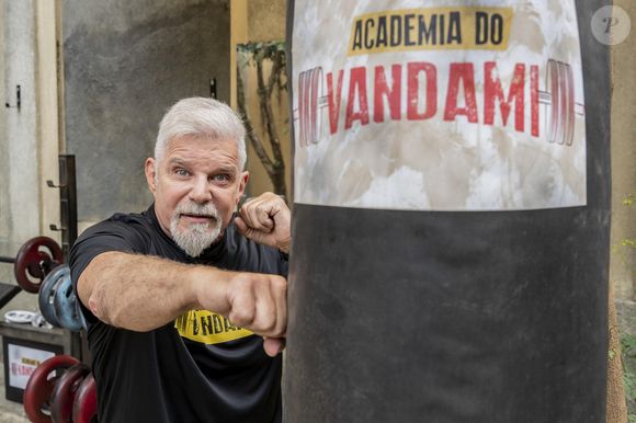 O ator contou que, seguindo o conselho de uma produtra, embarcou para Zurique, na Suíça, com a passagem de ida e volta, sem dinheiro para comer