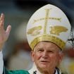 Papa João Paulo II foi ator, perdeu os pais muito cedo e paixão em comum liga polonês a Francisco e Leão XIV. Veja 7 curiosidades