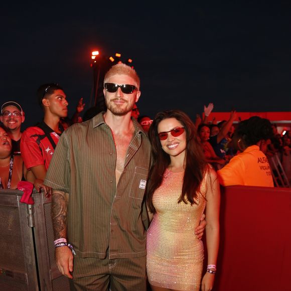 Juliette foi com o namorado nos Ensaios da Anitta