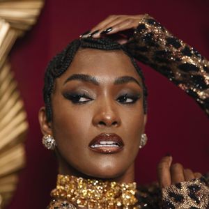 Erika Januza faa sobre composição de rainha africana: "Além das referências de imagens, de postura, eu pesquisei o que poderia falar do povo africano".