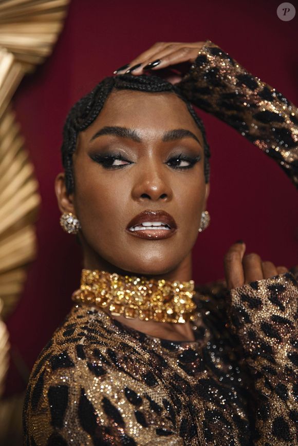 Erika Januza faa sobre composição de rainha africana: "Além das referências de imagens, de postura, eu pesquisei o que poderia falar do povo africano".