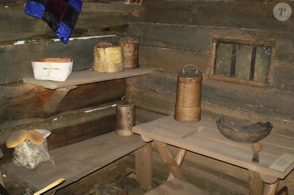 Ao serem encontrados, a cabana onde a família morava parecia uma máquina do tempo com coisas muito antigas