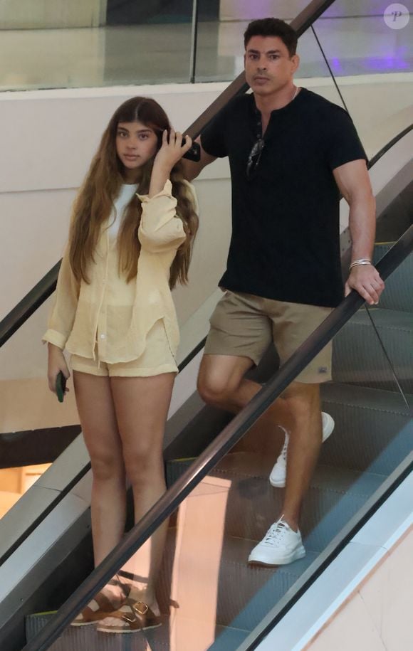 Cauã Reymond foi fotografado por um paparazzo enquanto andava com Sofia em um shopping do Rio de Janeiro