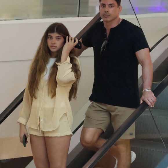 Cauã Reymond foi fotografado por um paparazzo enquanto andava com Sofia em um shopping do Rio de Janeiro