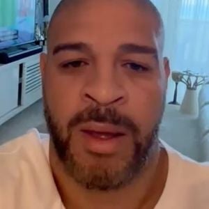 Adriano Imperador confessou que queimadura no calcanhar foi por conta do espacamento da moto