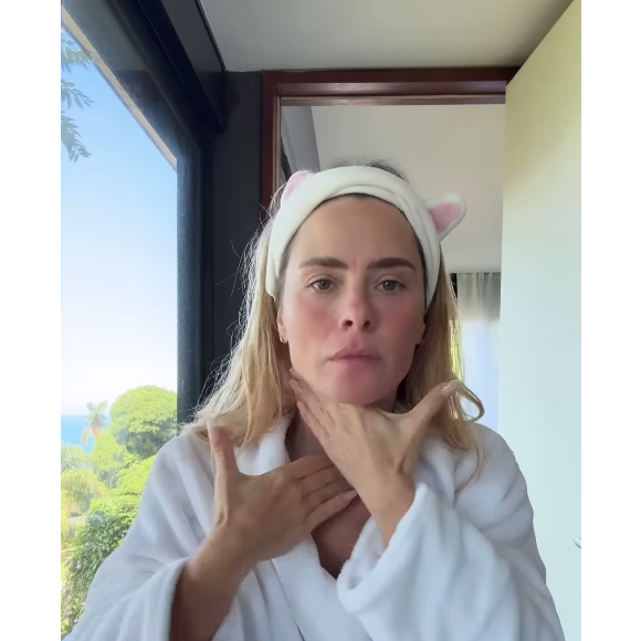 Depois do gelo, Carolina Dieckmann costuma aplicar um sérum hidratante no rosto para acalmar a pele