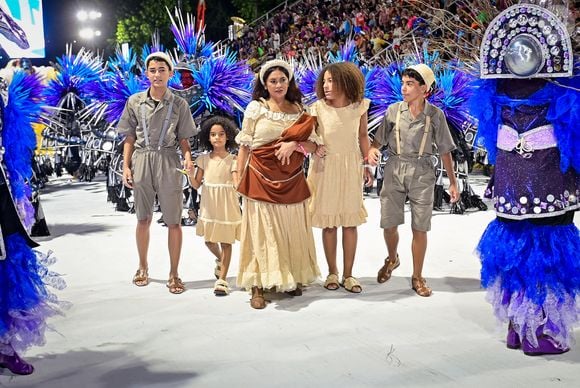 Dira Paes dá um tempo da novela 'Três Graças' para viver Dona Lindu, mãe de Lula na Sapucaí